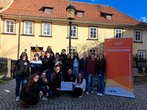 Christian Schaft übergibt einen Spendenscheck an eine Gruppe Jugendlicher