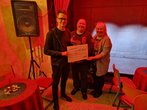 Christian Schaft übergibt einen Spendenscheck an Vereinsmitglieder der Kleinkunstbühne Roda