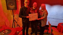 Christian Schaft übergibt einen Spendenscheck an Vereinsmitglieder der Kleinkunstbühne Roda