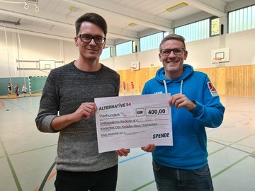 Christian Schaft überreicht einen Spendenscheck an Björn Böttner